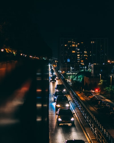 在夜间的俯瞰道路
